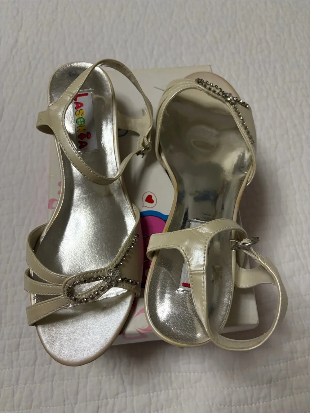 Lasonia Girls Beige Patent Low Heel Strappy Sandals Sz 4 Dress Shoes with‎ Box